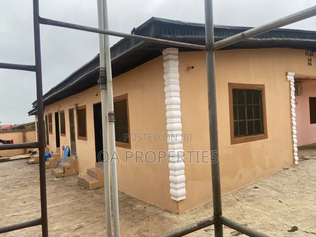 10bdrm Bungalow in Oluwo-Nla Basorun, for sale in Ibadan