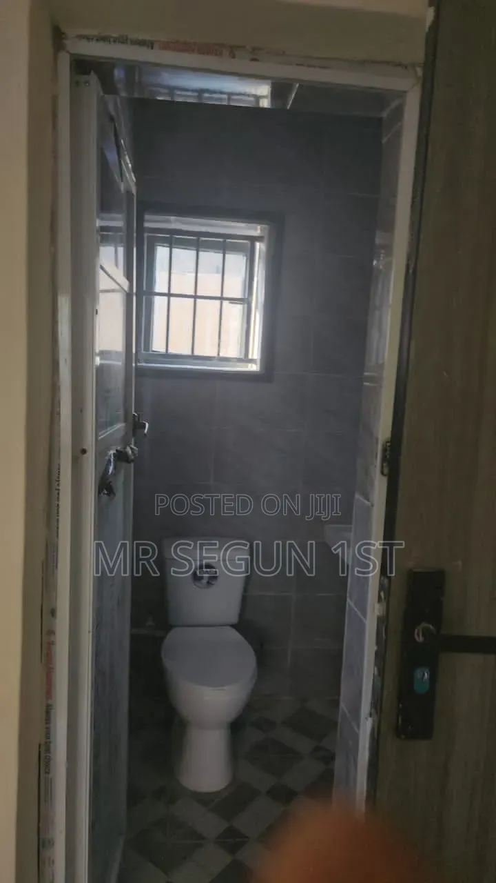 1bdrm Block of Flats in Hasan, Akala Express for rent in Akala Express