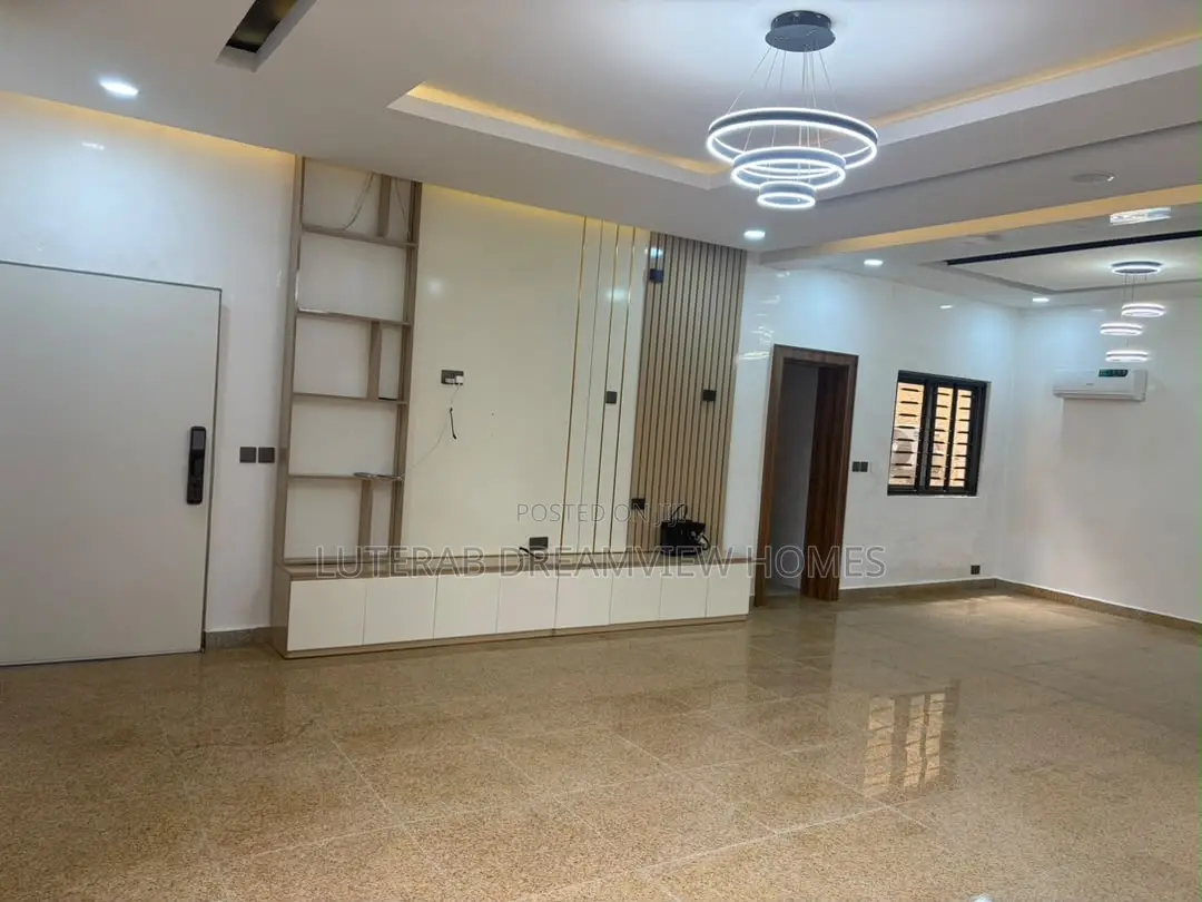 3bdrm Block of Flats in Wuye for rent in Wuye