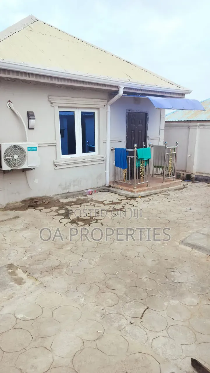 3bdrm Bungalow in Near Airport Alakia for sale in Ibadan