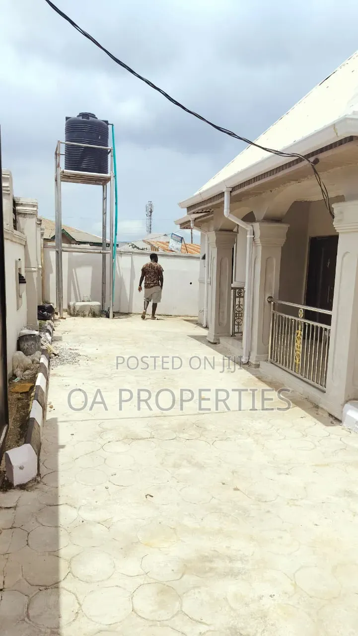 3bdrm Bungalow in Near Airport Alakia for sale in Ibadan