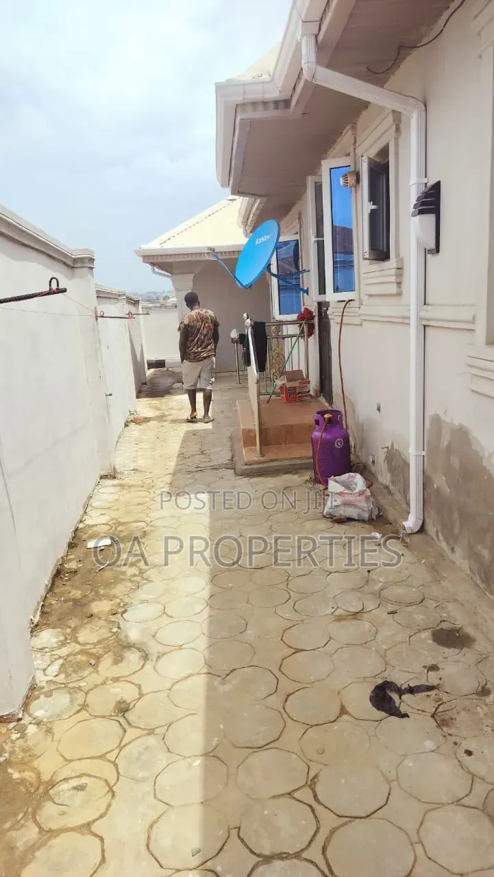 3bdrm Bungalow in Near Airport Alakia for sale in Ibadan