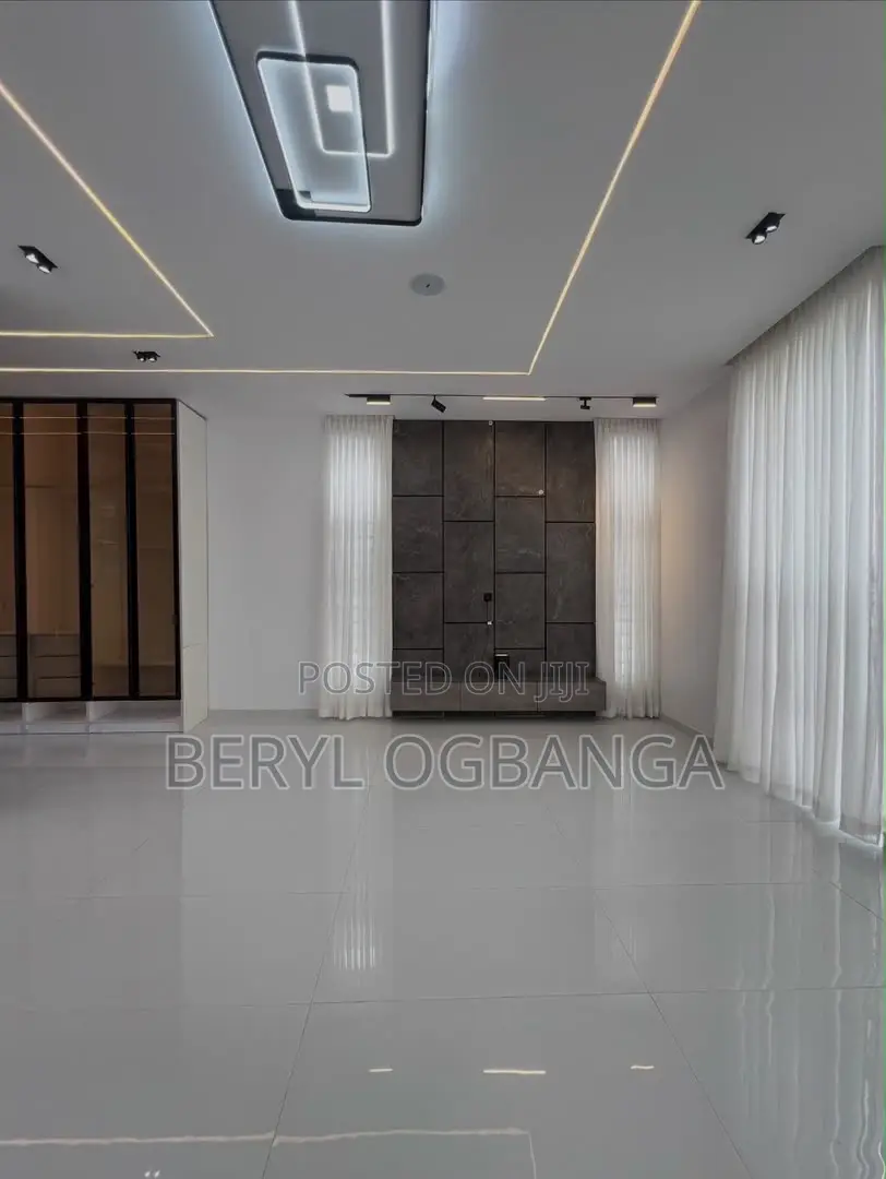 5bdrm Duplex in Ikota for sale in Ikota