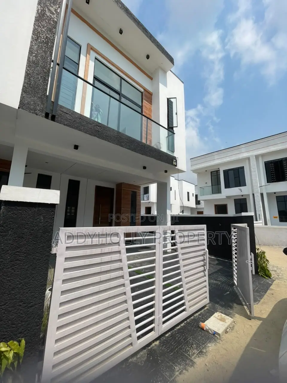 4bdrm Duplex in Ikota for sale in Ikota