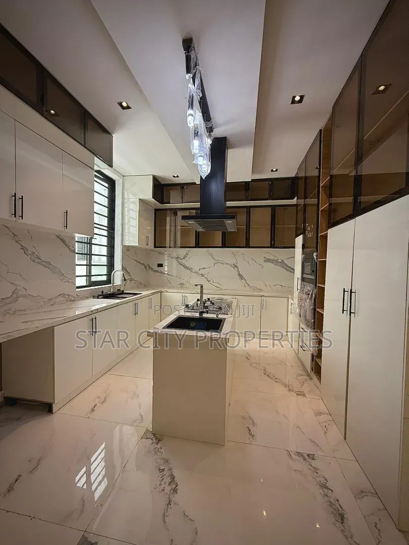 5bdrm Duplex in Admiralty Way, Lekki Phase 1 for sale in Lekki Phase 1