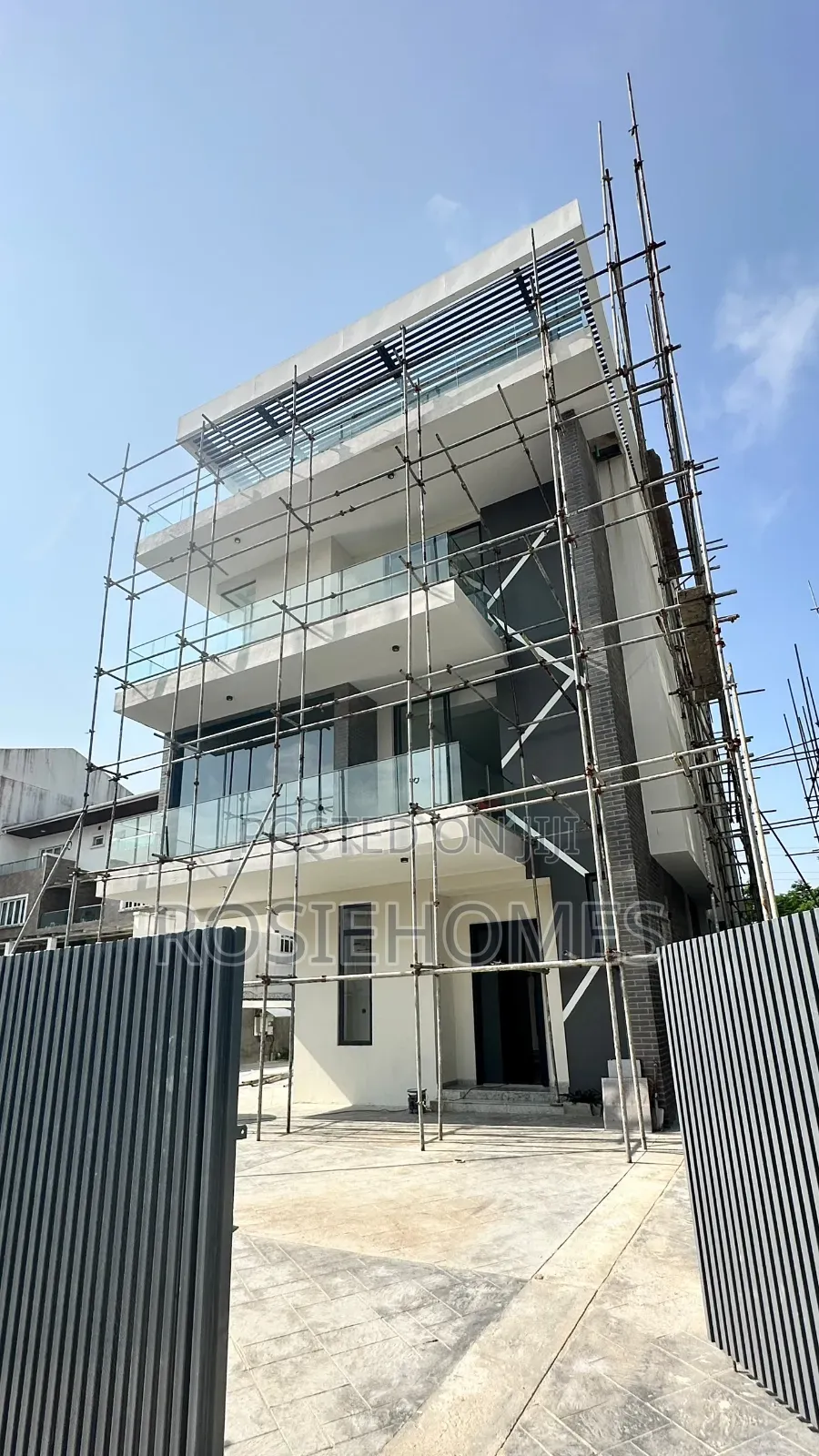 5bdrm Duplex in Banana Island for sale in Banana Island