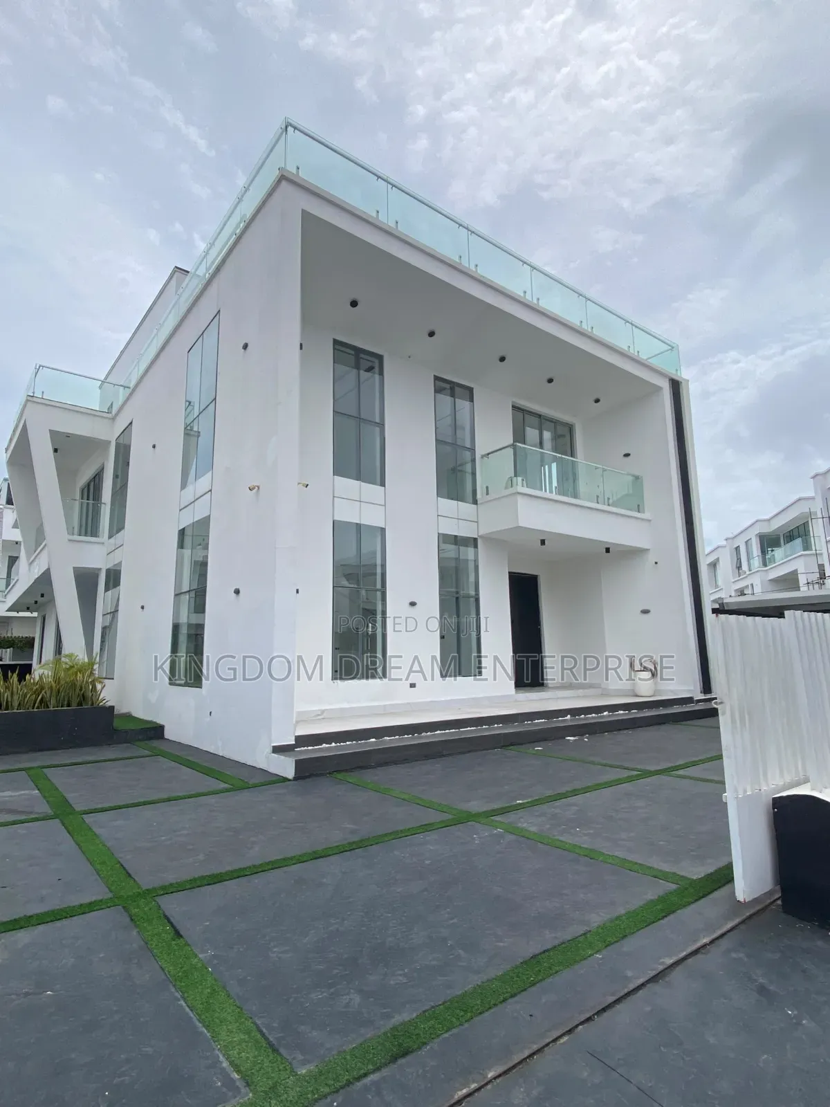 5bdrm Duplex in Osapa London Lekki for sale in Osapa london