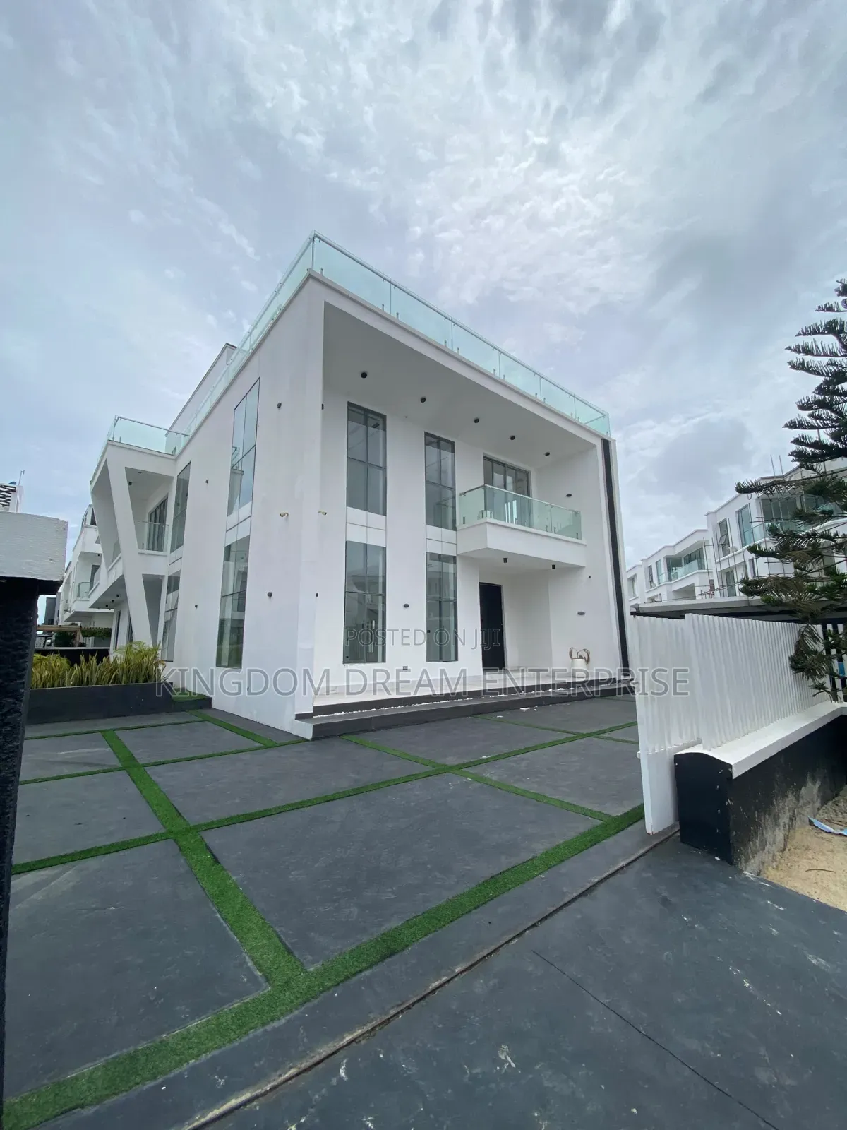 5bdrm Duplex in Osapa London Lekki for sale in Osapa london