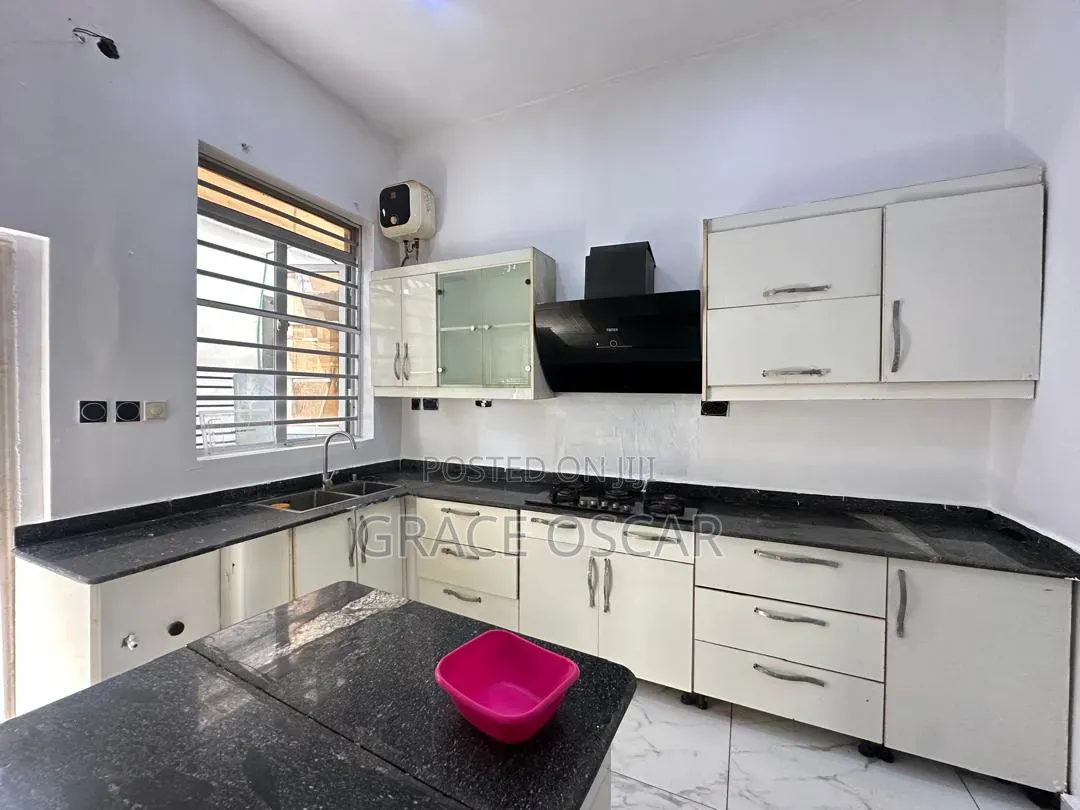 4bdrm Duplex in Chevron for rent in Chevron