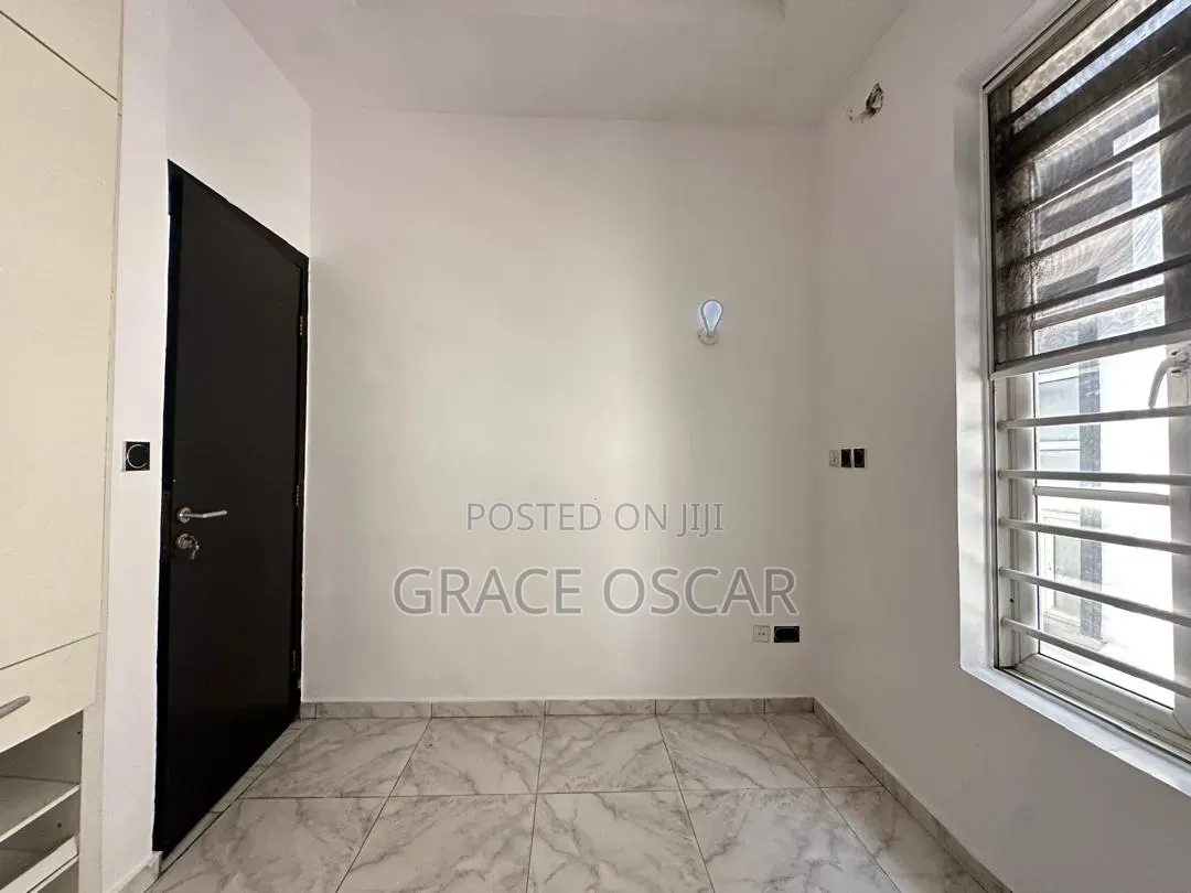 4bdrm Duplex in Chevron for rent in Chevron