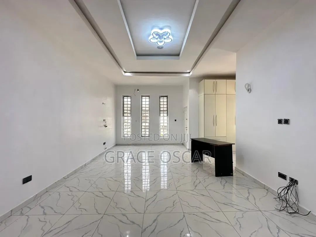 4bdrm Duplex in Chevron for rent in Chevron