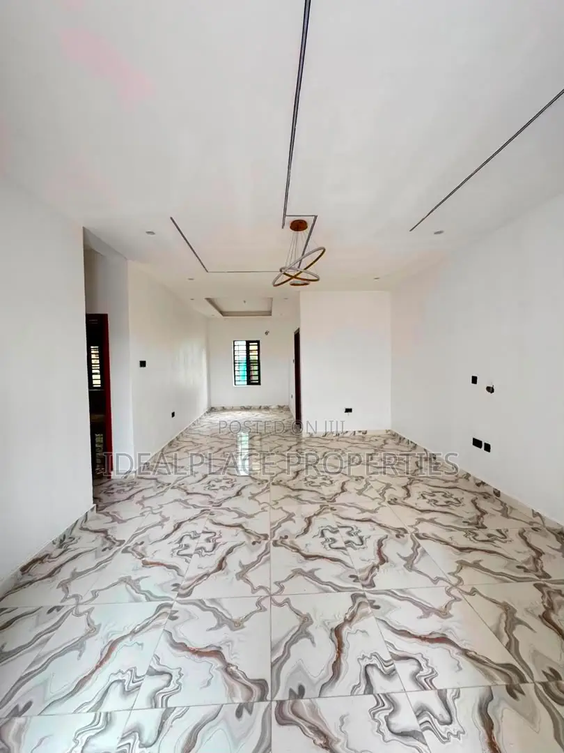 2bdrm Apartment in Surulere for sale in Surulere