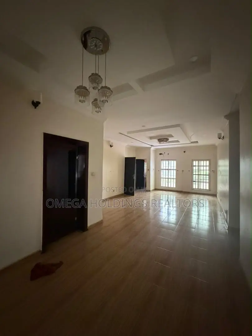 3bdrm Apartment in Kolapo Ishola Gra, Akobo for rent in Akobo