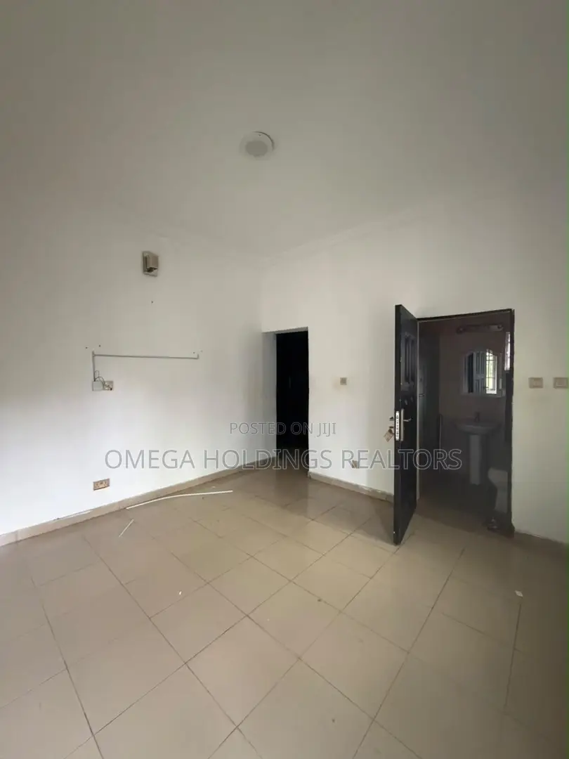 3bdrm Apartment in Kolapo Ishola Gra, Akobo for rent in Akobo