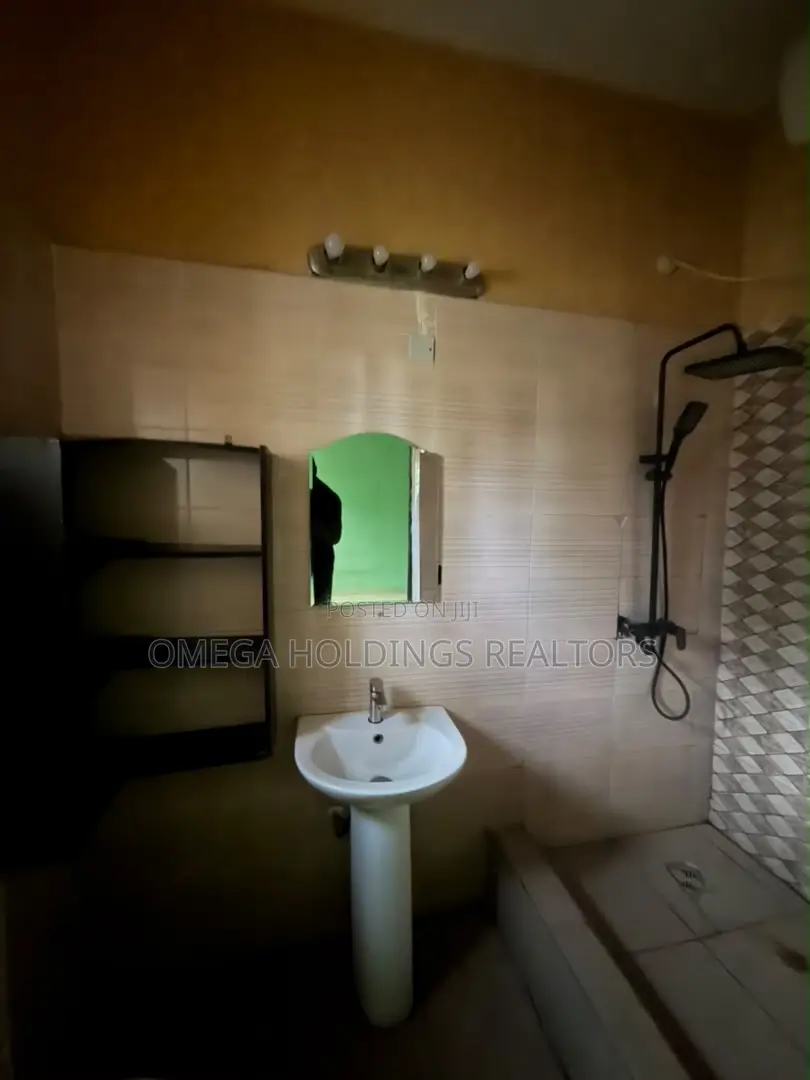 3bdrm Apartment in Kolapo Ishola Gra, Akobo for rent in Akobo