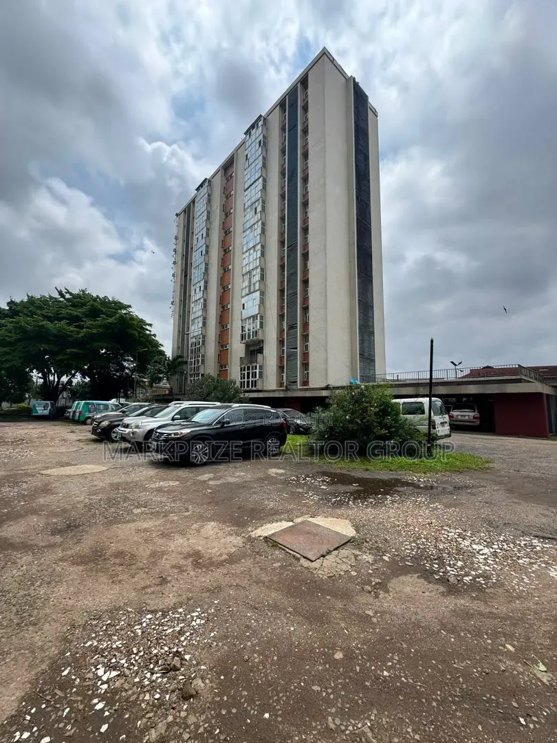 3bdrm Apartment in Surulere Lagos, Eric Moore for sale in Eric Moore