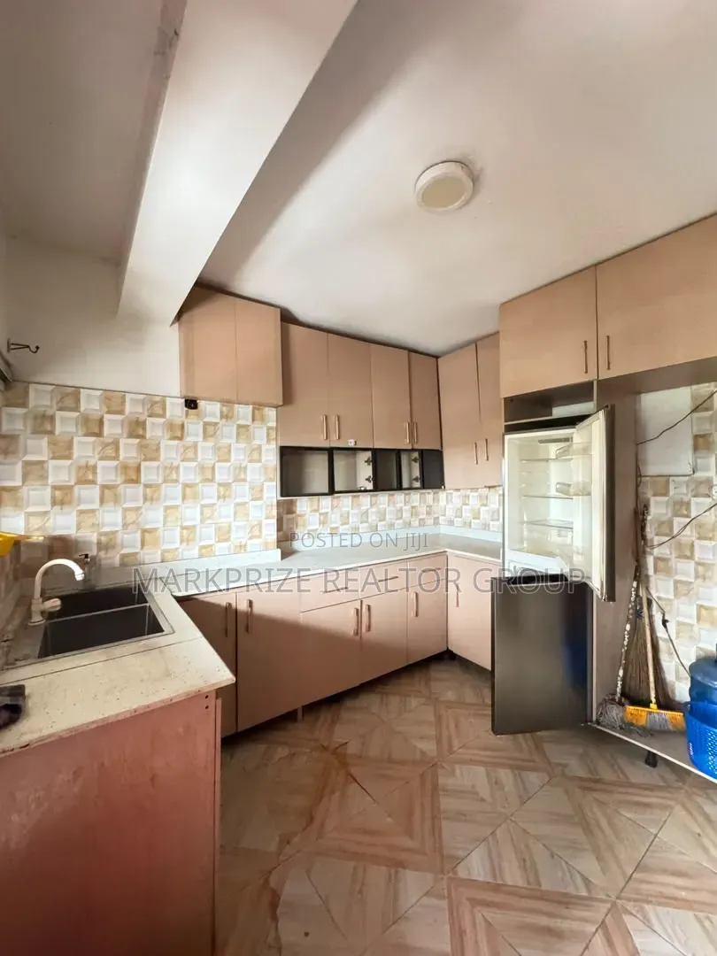 3bdrm Apartment in Surulere Lagos, Eric Moore for sale in Eric Moore