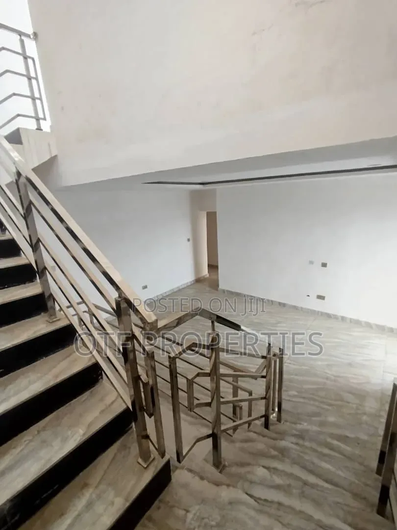 5bdrm Duplex in Guzape for sale in Guzape District