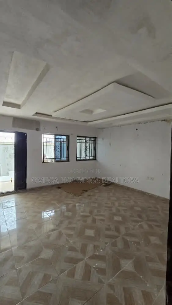 3bdrm Apartment in Kolapo Ishola Gra, Akobo for rent in Akobo