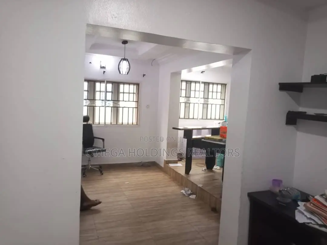 3bdrm Apartment in Kolapo Ishola Gra, Akobo for rent in Akobo