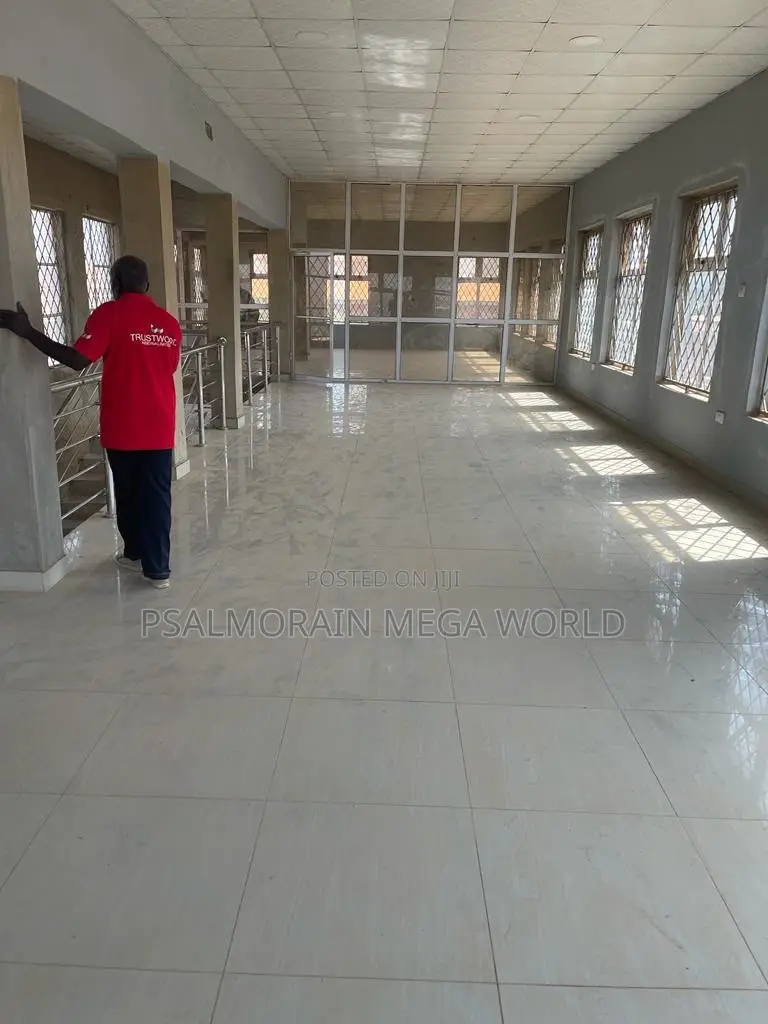 PRIME MULTI-LEVEL COMMERCIAL SPACE* • Suitable For: Supermarket Etc in Akala Express