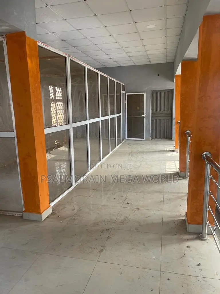 PRIME MULTI-LEVEL COMMERCIAL SPACE* • Suitable For: Supermarket Etc in Akala Express