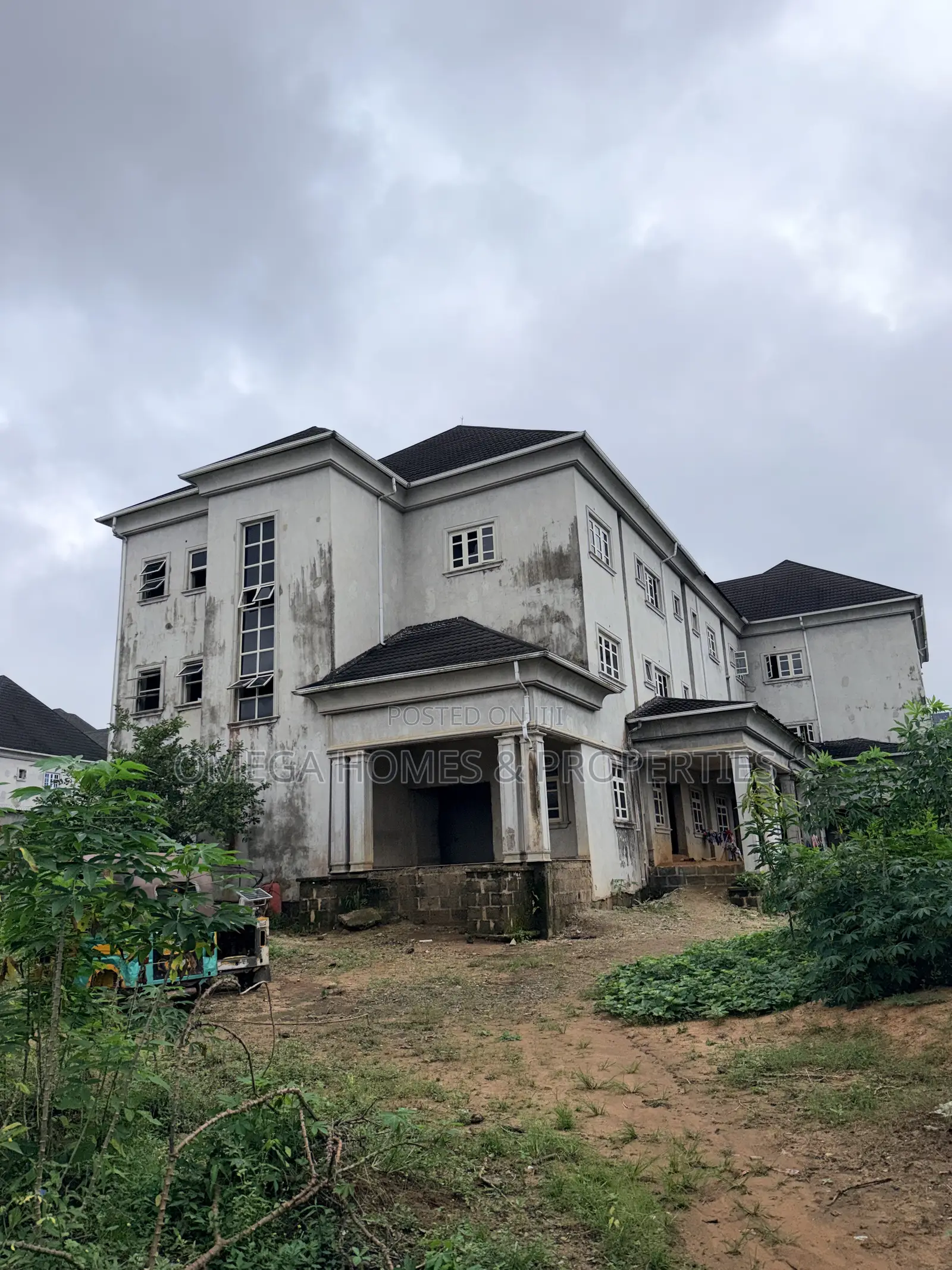 Elegant 30-Room Building on 5 Plots in Ehimiri in Umuahia