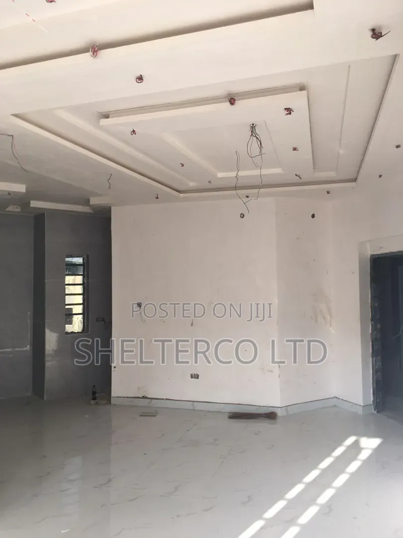 2bdrm Block of Flats in Bode Thomas for sale in Bode Thomas