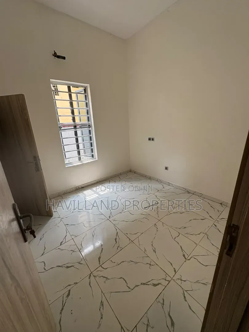 4bdrm Shared Apartment in Orchid Round About, Chevron for rent in Chevron
