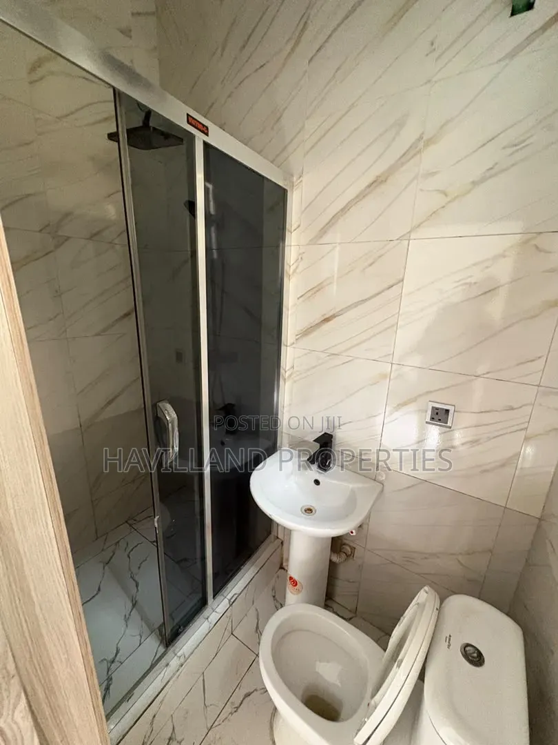 4bdrm Shared Apartment in Orchid Round About, Chevron for rent in Chevron