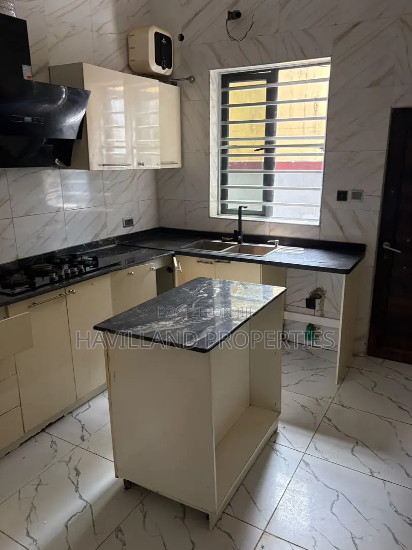 4bdrm Shared Apartment in Orchid Round About, Chevron for rent in Chevron