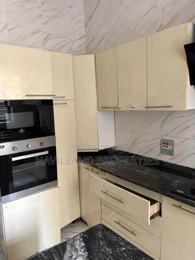 4bdrm Shared Apartment in Orchid Round About, Chevron for rent in Chevron