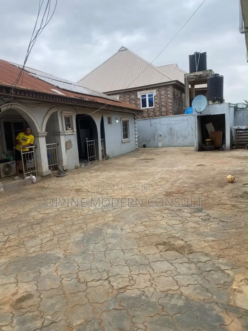 6bdrm Bungalow in Lagos State for sale in Lagos State