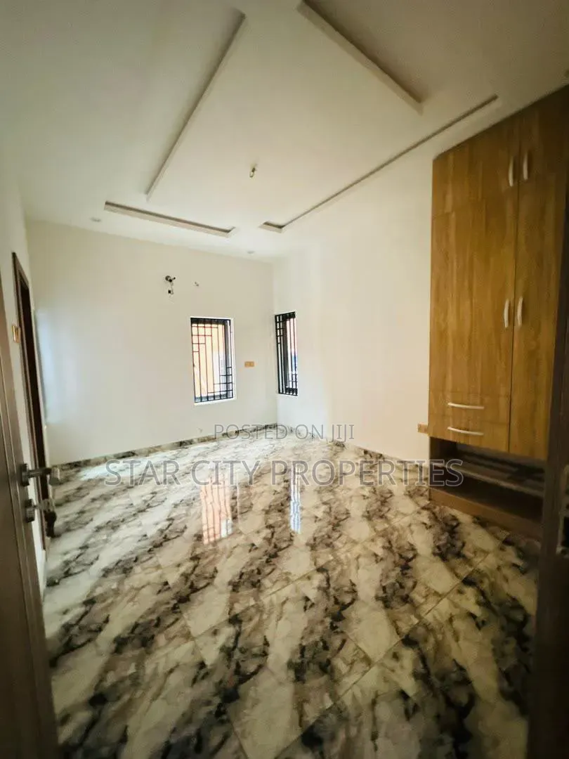 2bdrm Apartment in Surulere Lagos, Western Avenue for sale in Western Avenue