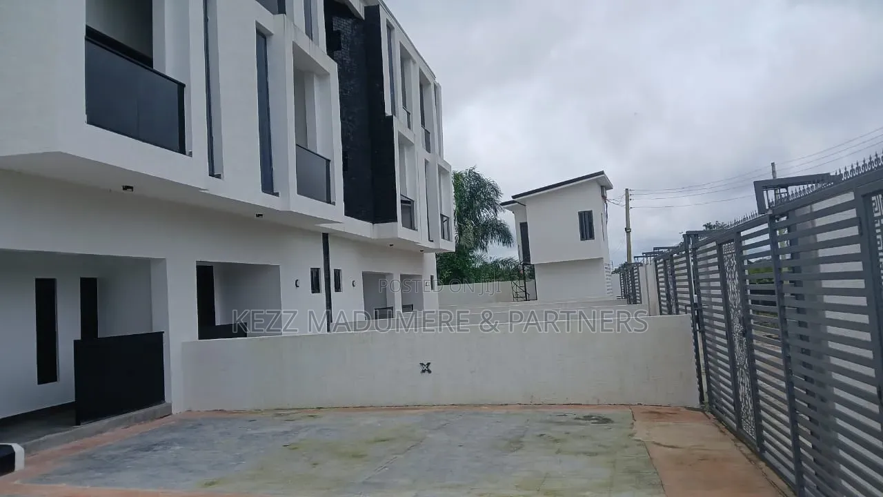 12bdrm Duplex in Shell Cooperative, for sale in Eneka