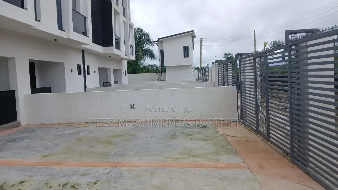 12bdrm Duplex in Shell Cooperative, for sale in Eneka