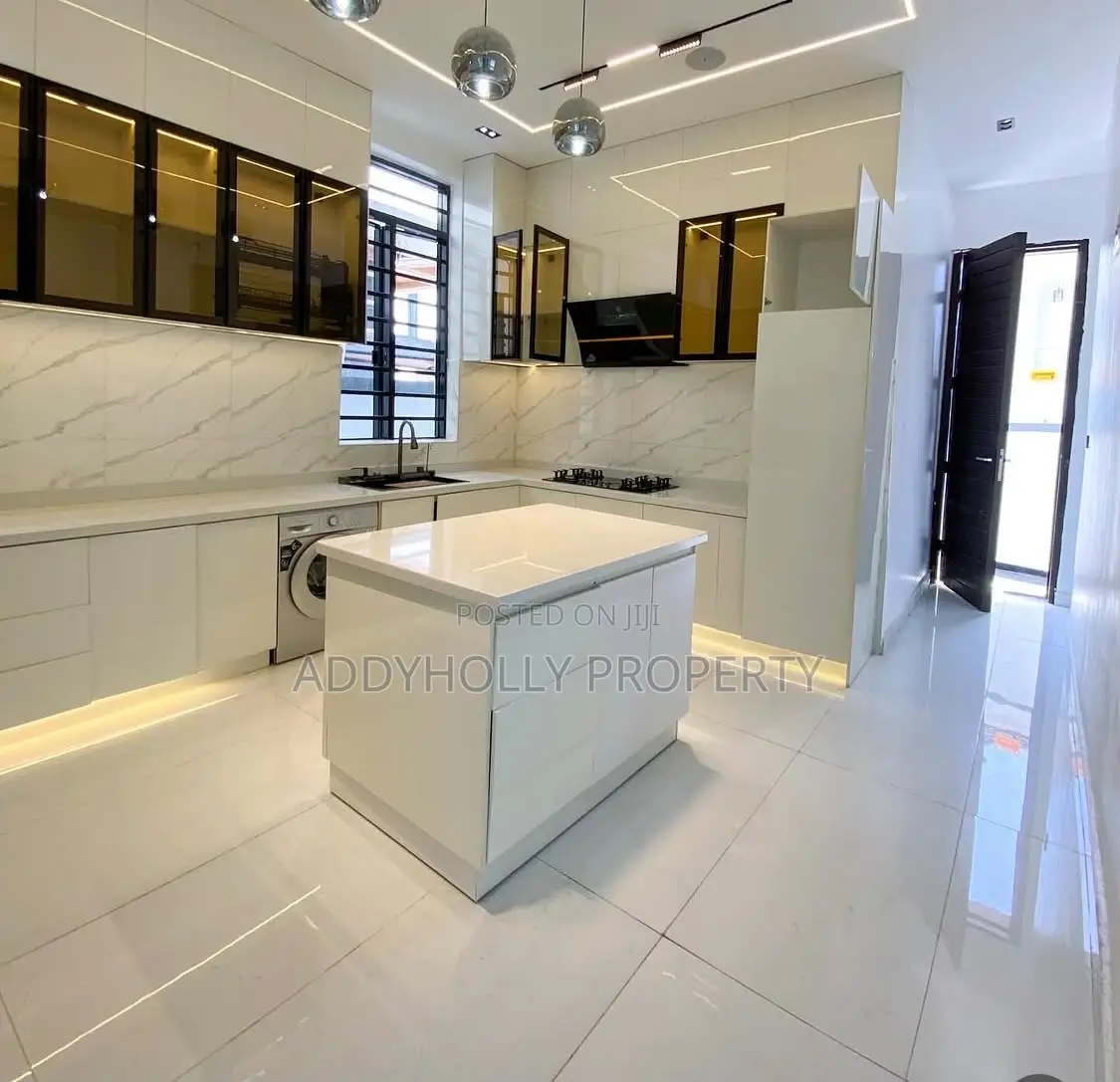 5bdrm Duplex in Ikota for sale in Ikota