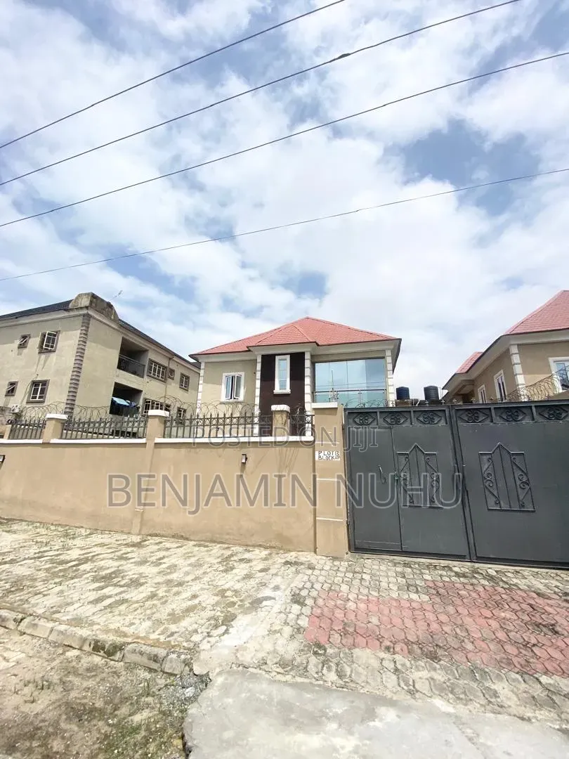4bdrm Duplex in In A Secure Estate, Lekki Phase 1 for rent in Lekki Phase 1
