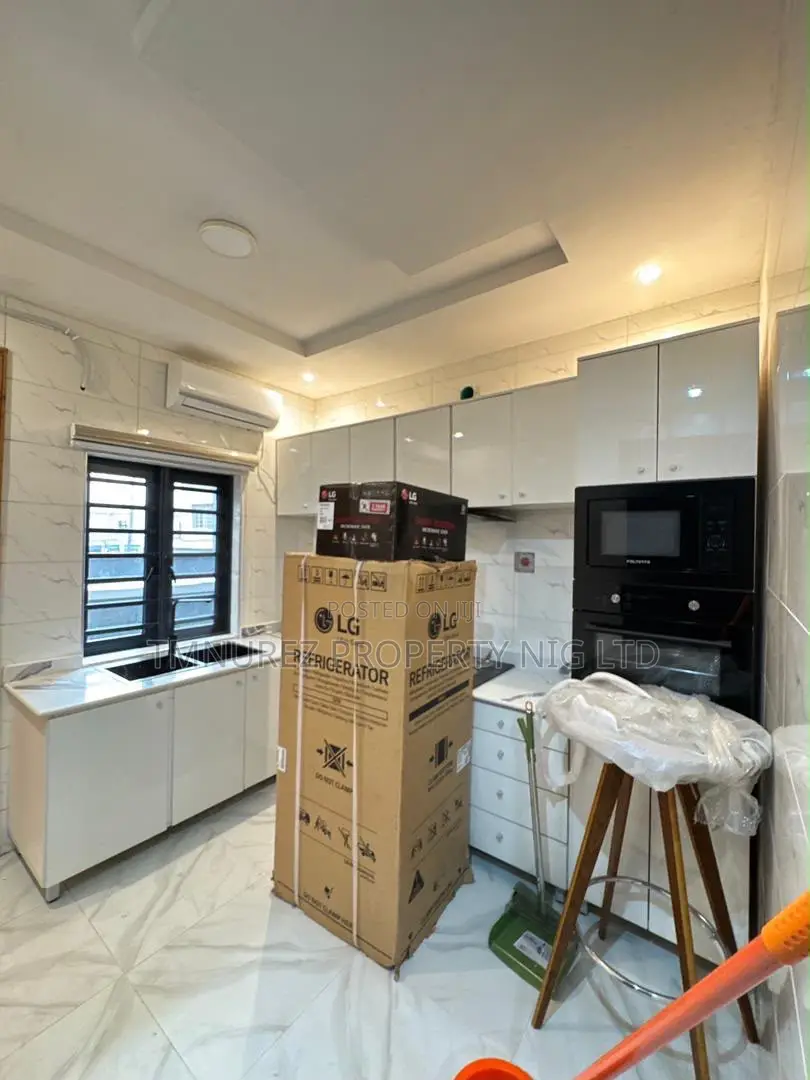 3bdrm Duplex in Surulere for sale in Surulere