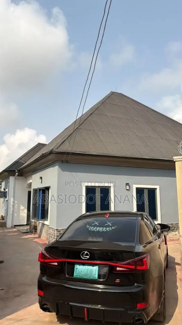 3bdrm Bungalow in Shelter Afrique, Uyo for sale in Uyo