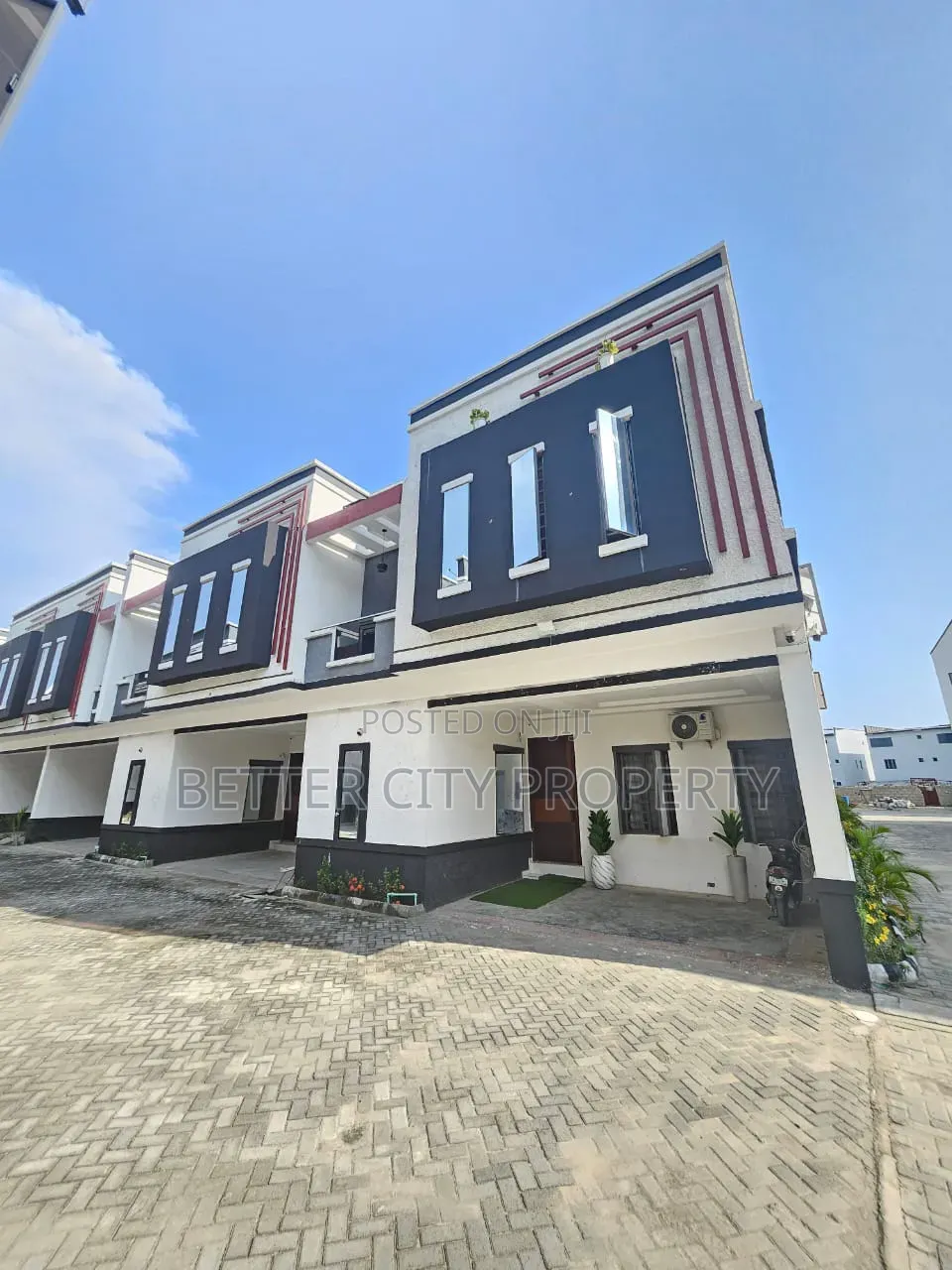 4bdrm Duplex in Beautiful Estate At for sale in Lekki Phase 1