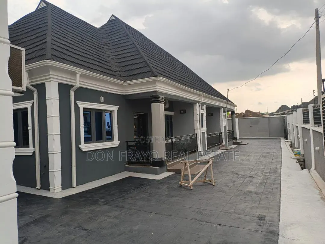 8bdrm Apartment in Ateere Akala Express for sale in Akala Express