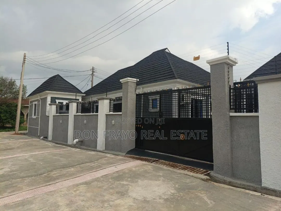 8bdrm Apartment in Ateere Akala Express for sale in Akala Express