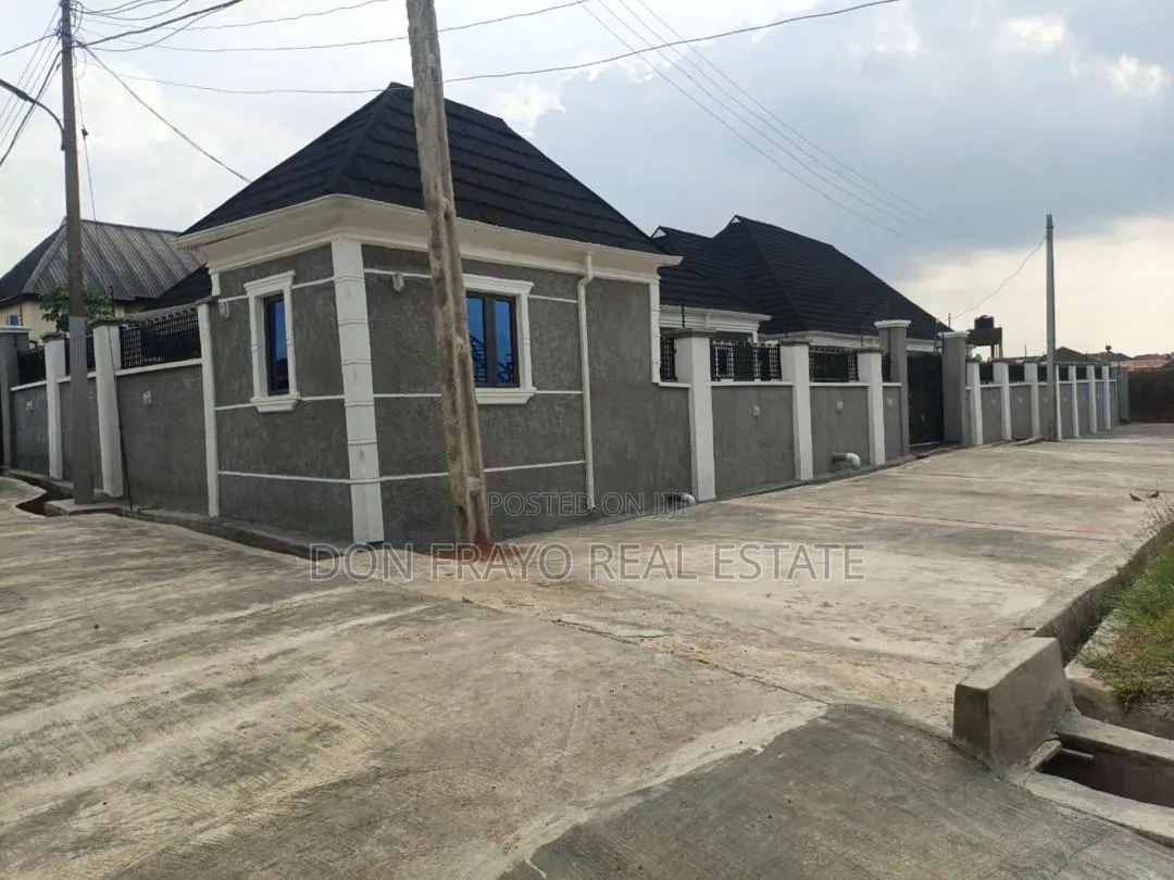 8bdrm Apartment in Ateere Akala Express for sale in Akala Express