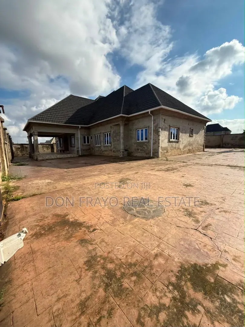 5bdrm Bungalow in Festac Elewuro Akobo for sale in Akobo