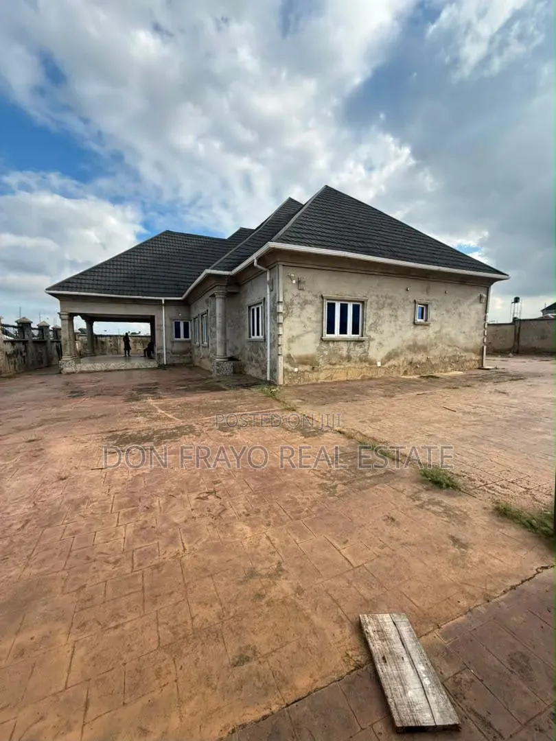 5bdrm Bungalow in Festac Elewuro Akobo for sale in Akobo