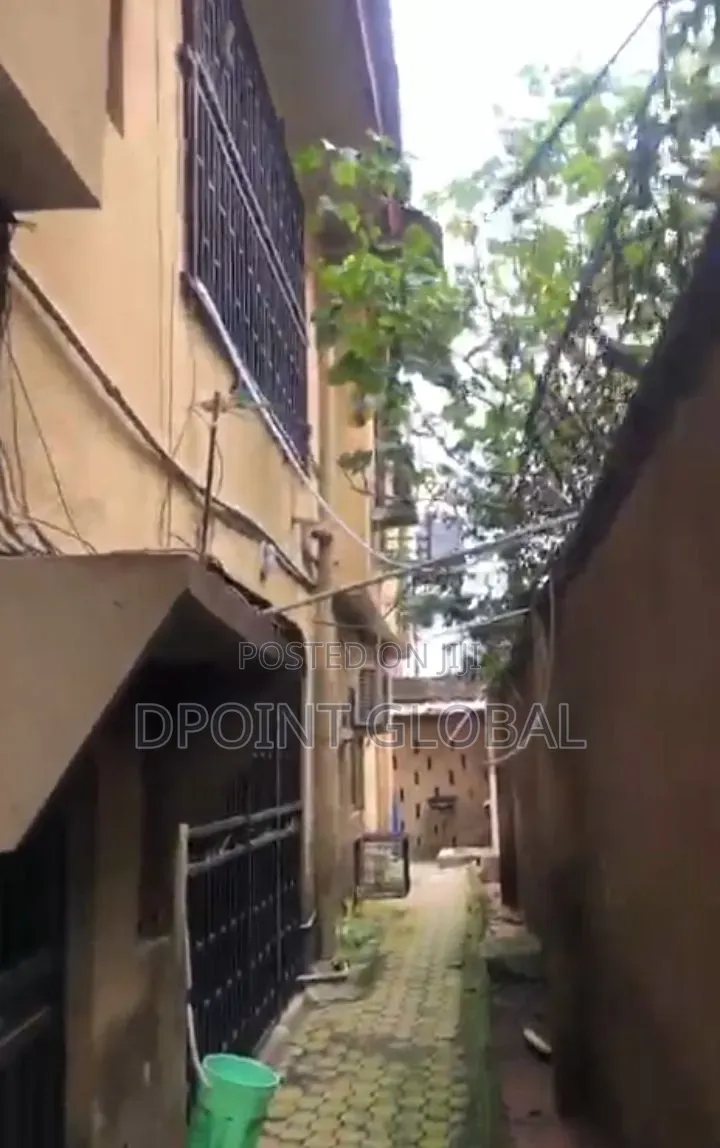 12bdrm Block of Flats in Gowon Estate, Egbeda for sale in Egbeda