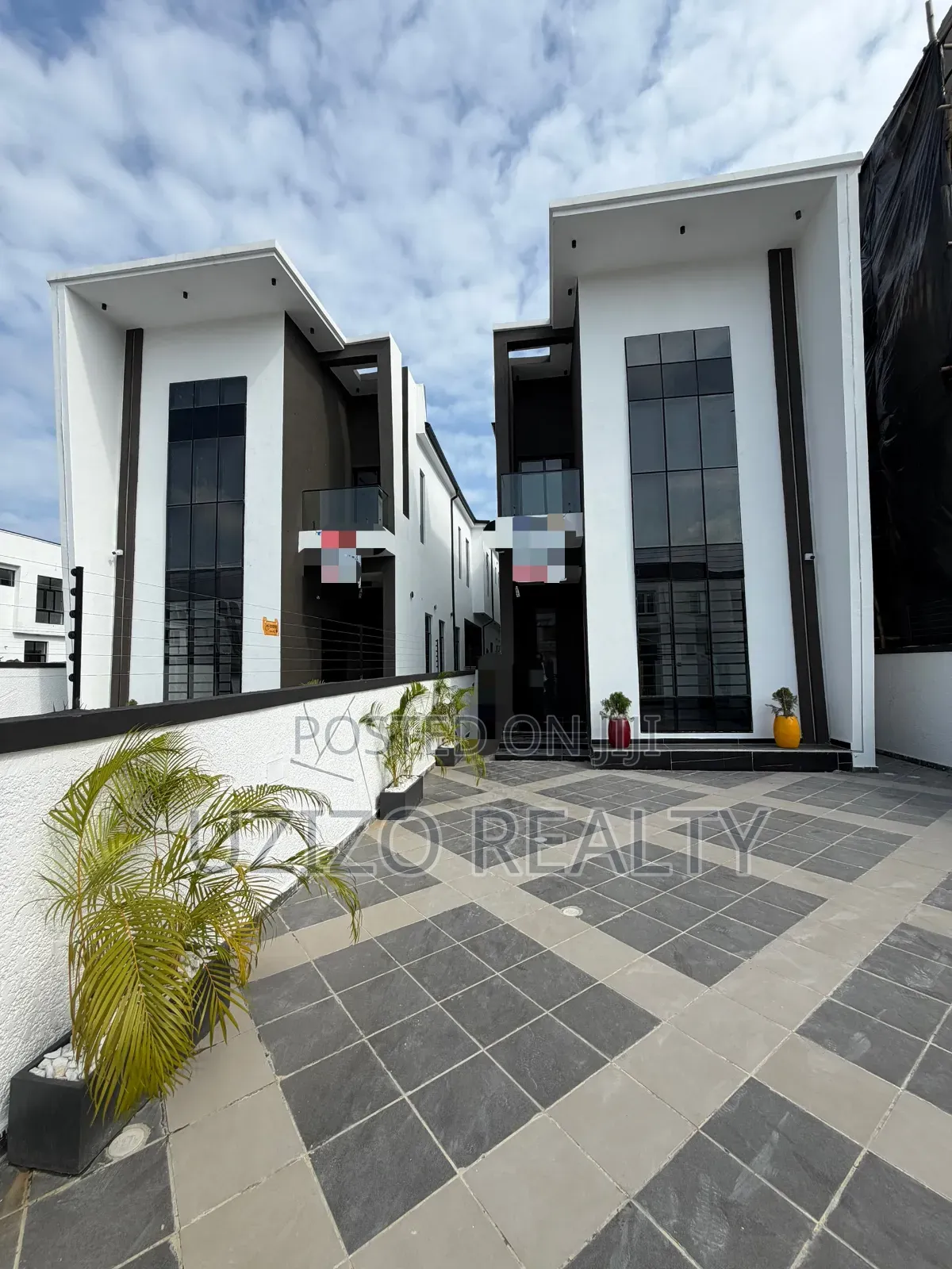 5bdrm Duplex in Ikota for sale in Ikota