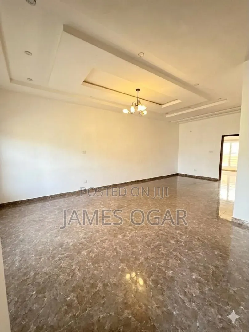 Mini Flat in Roxbury Estate, Vgc, Chevron for rent in Chevron