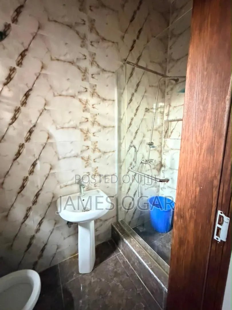 Mini Flat in Roxbury Estate, Vgc, Chevron for rent in Chevron